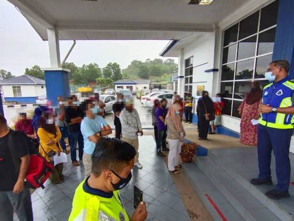 Mohamad Noor menemui individu yang ditahan kerana cuba rentas negeri tanpa kebenaran bagi menjelaskan berhubung tindakan kompaun yang dikenakan ke atas mereka.