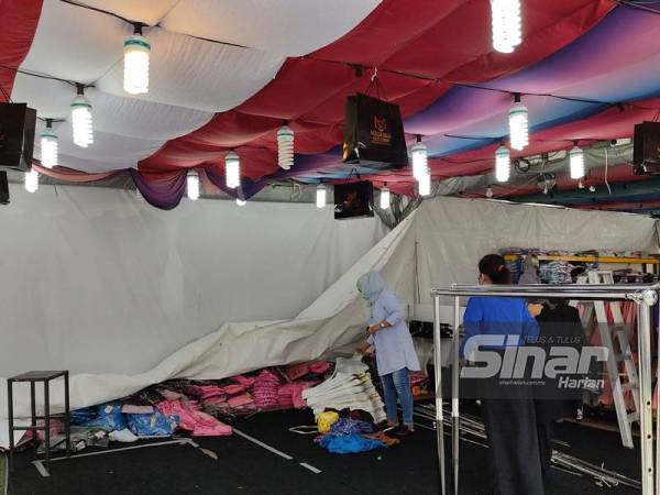 Peniaga mengemas barangan jualan mereka.