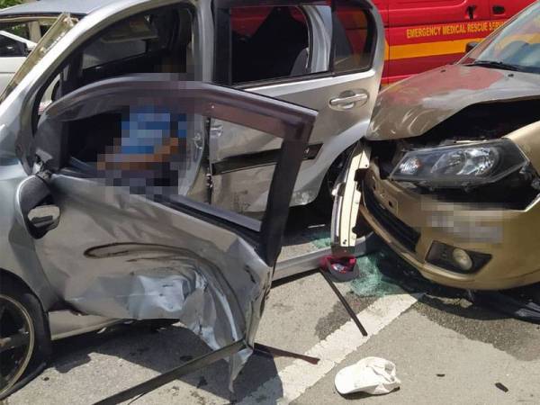 Nahas membabitkan empat kenderaan di Gopeng menyebabkan seorang lelaki warga emas terkorban. Foto: ihsan bomba