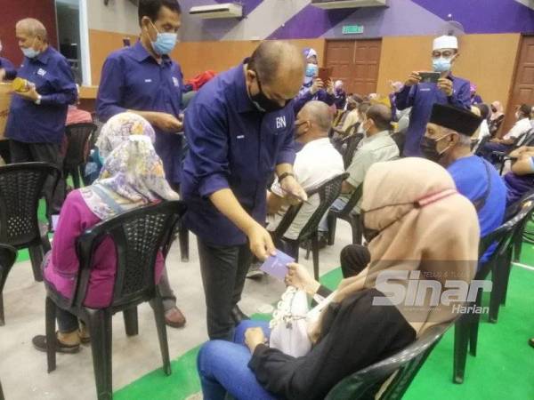 Sham menyampaikan Sumbangan Aidilfitri UMNO Bahagian Bagan Serai di Dewan Datuk Zainal Abidin Zin pada Ahad.