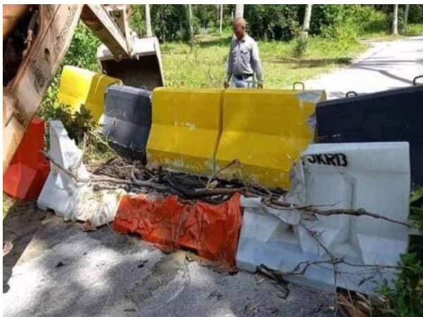 Pihak polis bersama Jabatan Kerja Raya telah meletakkan penghadang batu bagi memastikan laluan ini tidak dialihkan pada masa akan datang. 