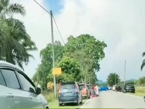 Tular video memaparkan deretan kereta dan orang ramai berkumpul di sebuah kuil di daerah ini pada Ahad.