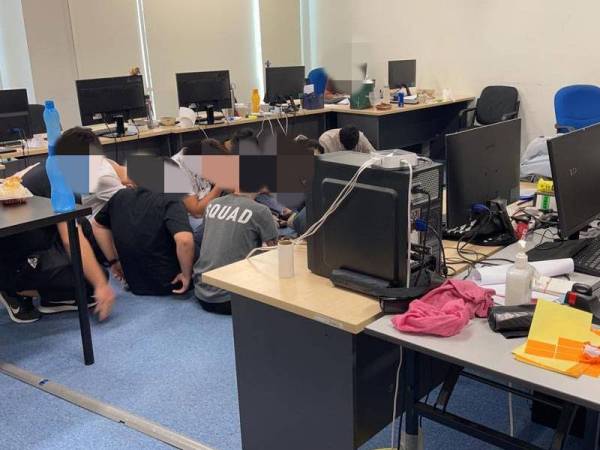 Polis turut merampas 172 telefon bimbit dan 46 komputer yang dipercayai digunakan untuk kegiatan penipuan pelaburan dalam talian.