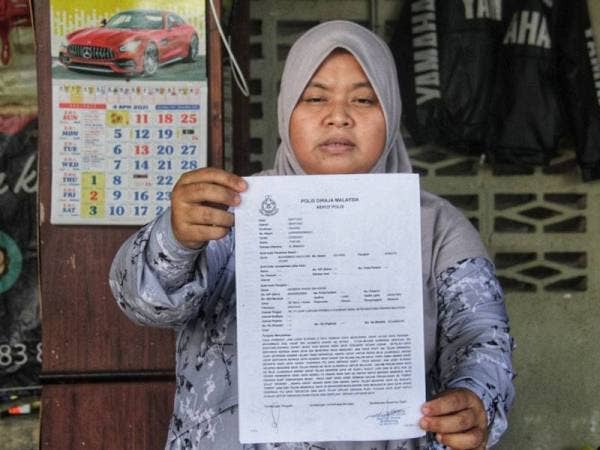 Nurul menunjukkan laporan polis yang dibuat berhubung insiden yang menimpa anaknya yang mendakwa telah dibuli.