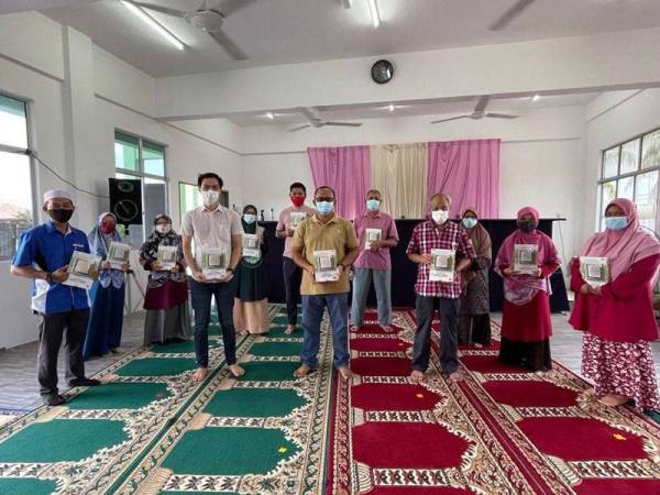 The Hope Factory Malaysia menyumbang 230 naskhah al-Quran kepada murid Sekolah Rendah Agama Rakyat Nurussalam Taman Manjung Baru, Seri Manjung.