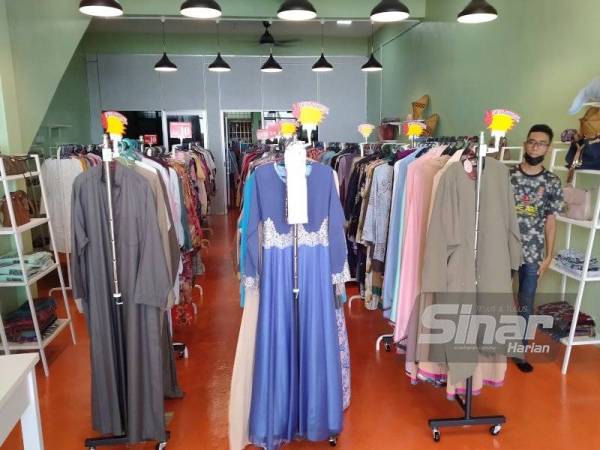 Antara pakaian terpakai yang masih cantik dan baharu dijual antara RM10 hingga RM20 sepasang.