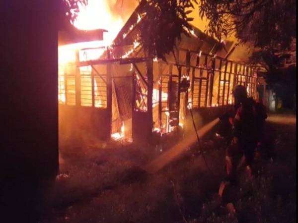 Anggota bomba dan penyelamat sedang bertungkus lumus memadam kebakaran yang berlaku membabitkan lima rumah di Kampung Padang Tembak di sini pada malam Isnin.