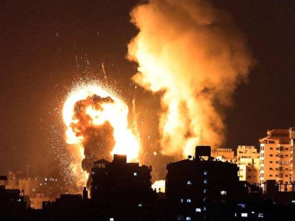 Israel melancarkan serangan udara ke atas Gaza malam tadi sehingga sekurang-kurangnya 20 orang awam terbunuh termasuk sembilan kanak-kanak dan seorang komander kanan Hamas.
