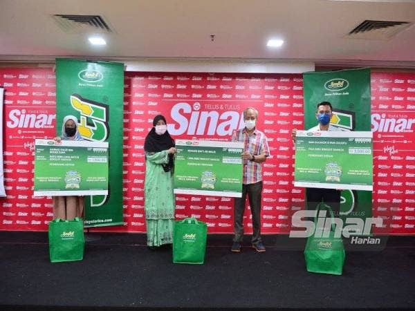 Rohani (dua dari kiri) menerima replika cek berjumlah RM5,000 daripada Muhammad Nasir pada majlis yang diadakan di Kumpulan Karangkraf pada Isnin.