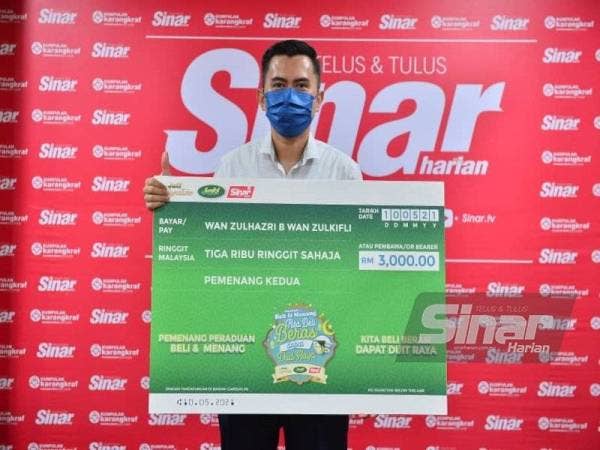 Wakil pemenang tempat kedua bergambar bersama replika cek bernilai RM3,000.