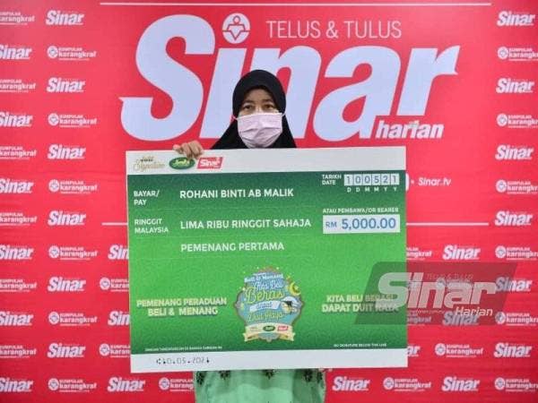 Rohani bergambar bersama replika cek kemenangan bernilai RM5,000.