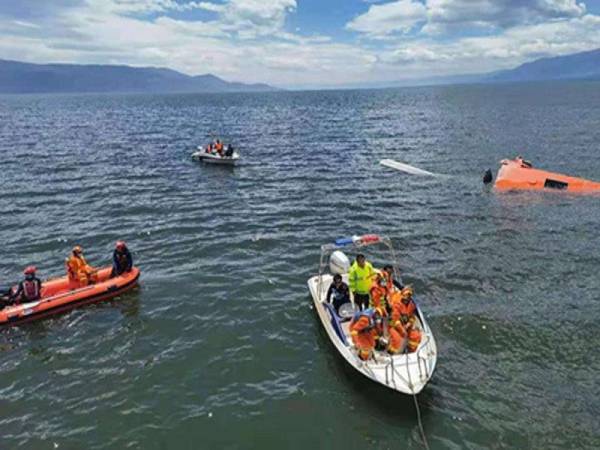 Helikopter itu terhempas di Tasik Erhai pada jam 10.20 pagi Isnin ketika sedang mengangkut air untuk membersihkan dan mengairi kawasan yang terbakar akibat kebakaran hutan.