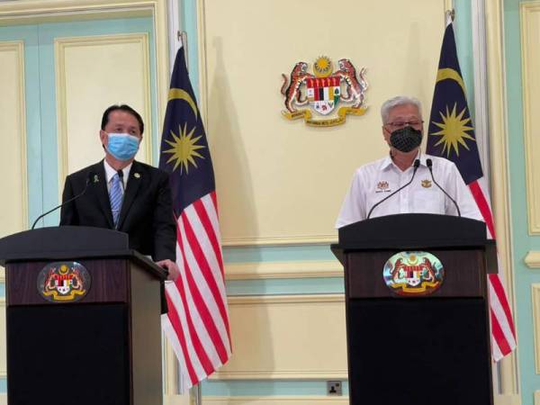 Ismail Sabri (kanan) bersama Dr Noor Hisham pada sidang akhbar di bangunan Perdana Putra, Putrajaya pada Selasa.