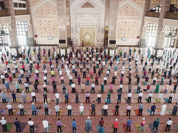 Imam Besar Masjid Putra Ikmal Zaidi Hashim mengimamkan solat Jumaat mengikut Prosedur Operasi Standard (SOP) oleh Majlis Keselamatan Negara (MKN) ketika tinjauan di Masjid Putra hari ini. - Foto Bernama