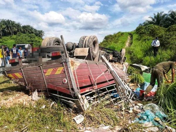 Keadaan lori yang membawa muatan ikan segar terbalik di KM31, CSR menghala ke Sungai Merapoh, Lipis pada petang Selasa. - Foto ihsan polis