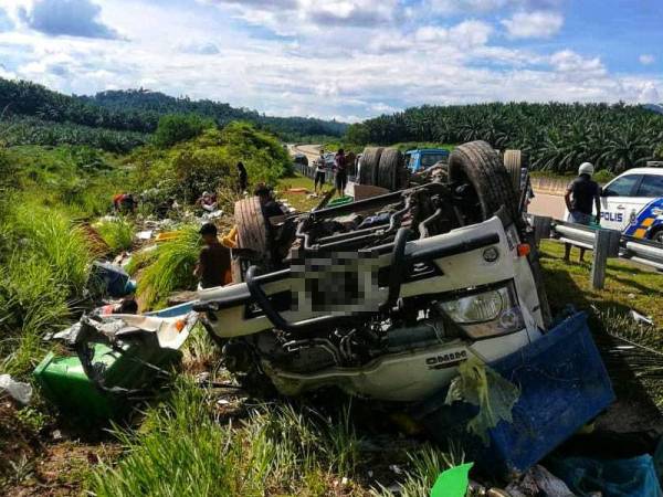 Pemandu lori dipercayai mengantuk menyebabkan lori terbabas ke kiri jalan dan terbalik. - Foto ihsan polis