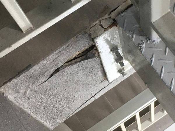 Jambatan yang menghubungkan bangunan apartmen ke tempat letak kenderaan mengalami keretakan walaupun bangunan masih baru dibina.