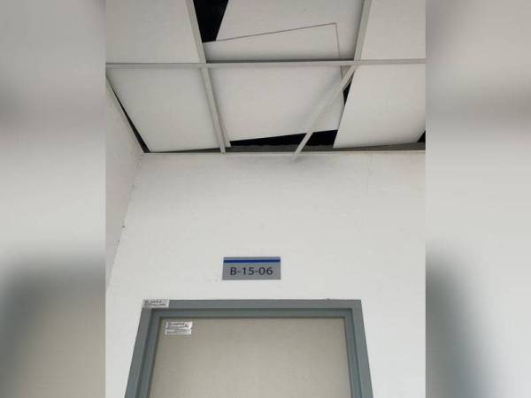 Kepingan siling di tingkat 15 Apartmen Serunai, Bandar Bukit Raja, Klang yang beralih kedudukan akibat tiupan angin kuat.