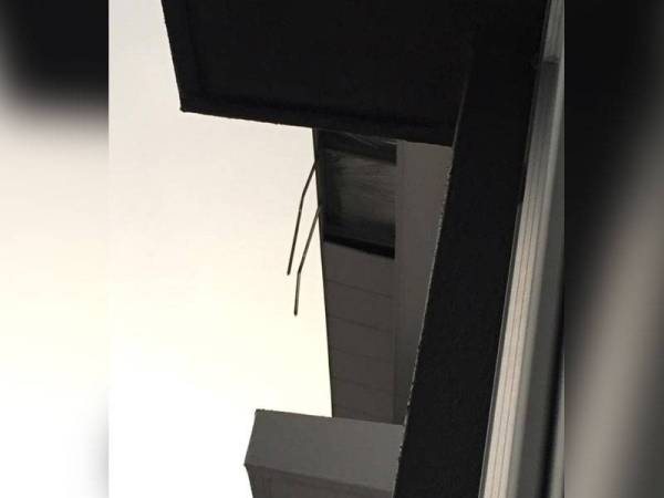 Kepingan siling jatuh ke bawah membahayakan keselamatan penduduk di Apartmen Serunai, Bandar Bukit Raja, Klang.