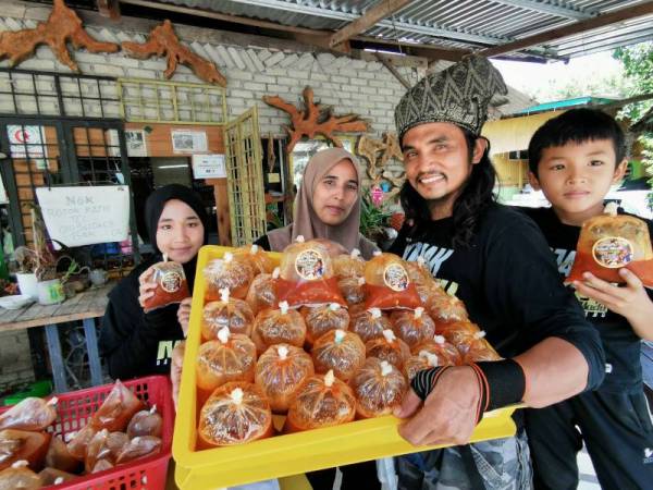 Rojak Kateh Madu Dapur Arang yang telah siap dibungkus dan sedia untuk dijual di kediaman Syed Afindi di Kampung Bukit Tok Bat, Kuala Berang, Hulu Terengganu.