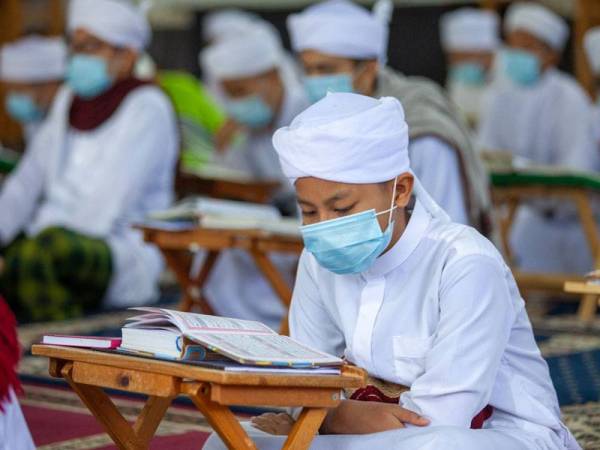 Pelajar Madrasah Darul Ulum Wal Qiroat sedang mengikuti sesi pembelajaran.