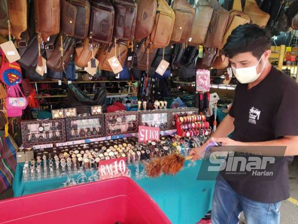 Sabri mengemas barang-barang yang tidak terjual selepas arahan penutupan bazar Aidilfitri diumumkan kerajaan mulai Isnin.