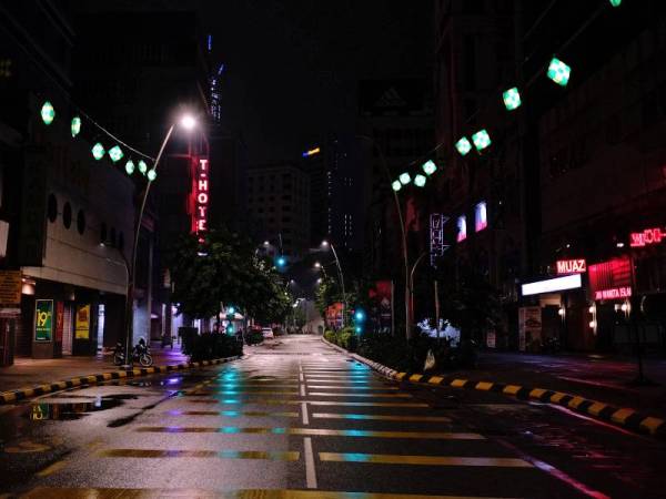 Suasana sunyi di sekitar tempat tumpuan warga kota yang kebiasaanya sibuk menjelang sambutan Aidilfitri. - Foto Bernama