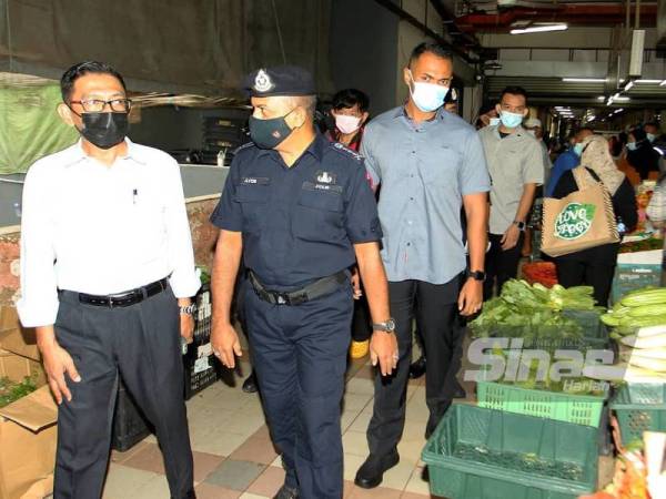 Ayob Khan memasuki Pasar Awam Larkin, Johor Bahru pada Rabu semasa meninjau pematuhan SOP.