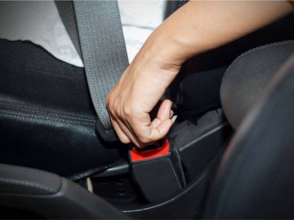 Penggunaan dummy buckle boleh mengakibatkan mangsa terkena hentakan kuat pada stereng dan papan pemuka kenderaan atau tercampak keluar daripada kenderaan jika berlaku kemalangan. - Gambar hiasan Foto 123RF)