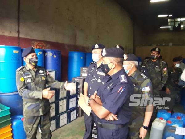Abd Rahim (kiri) dan Ayob Khan (kanan) pada sidang akhbar khas rampasan minuman keras di Senai, Johor Bahru.