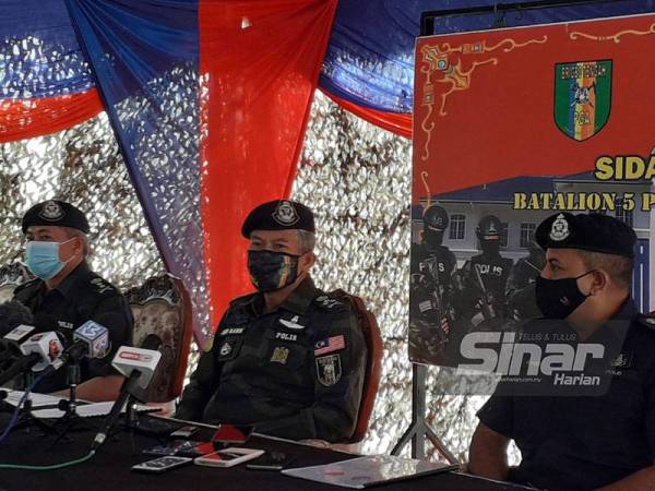 Abd Rahim (tengah) pada sidang media khas di Senai, Kulai pada Rabu.