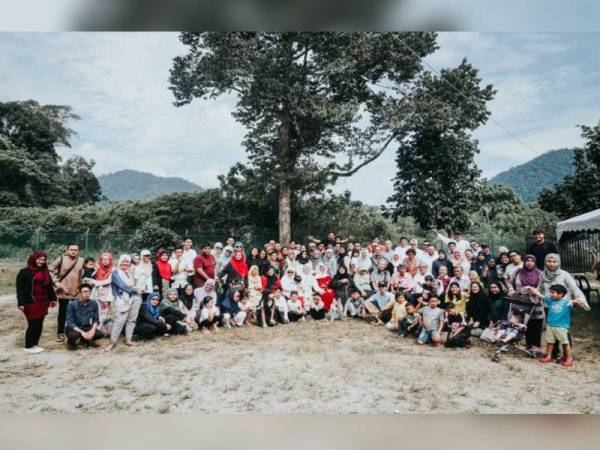 Gambar ini adalah pertemuan Aidilfitri keluarga Anas pada tahun 2018. InsyaALLAH, pada tahun 2022 kelak dapat bertemu beramai-ramai sekali lagi.