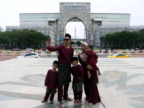 Warga Putrajaya Azizul Aziz berswafoto bersama anggota keluarganya ketika tinjauan hari ini.
Cuti umum perayaan Aidilfitri diambil kesempatan oleh warga Putrajaya untuk bergambar kenangan ekoran Perintah Kawalan Pergerakan (PKP) yang dilaksanakan Kerajaan bagi menyekat penularan wabak Covid-19.