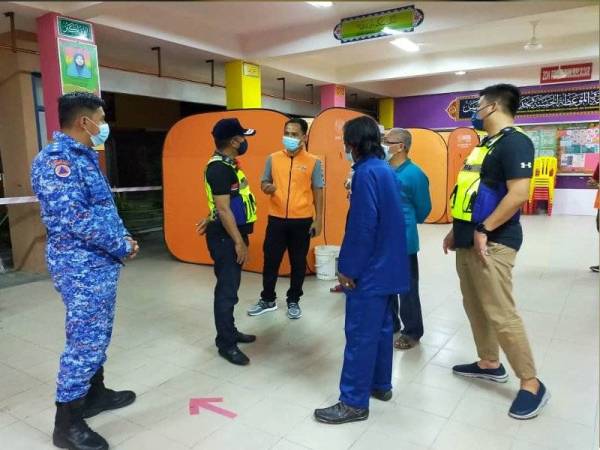 Seramai 56 orang daripada 17 keluarga dipindahkan di PPS SK Batu Kapor selepas kediaman mereka dinaiki air pada petang Khamis.