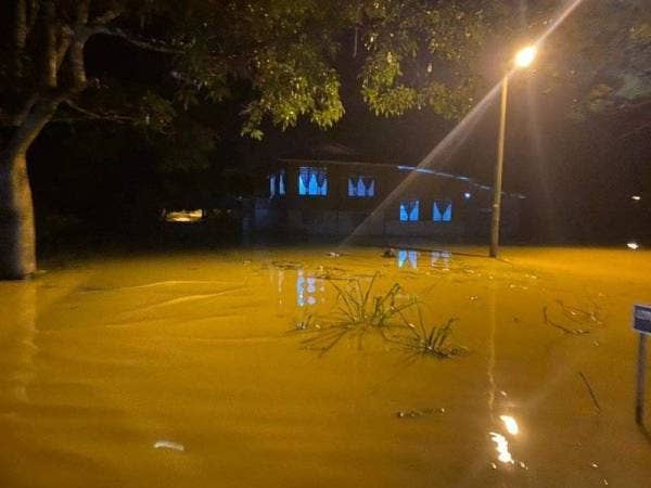 Keadaan rumah penduduk di Kampung Batu Kapor susulan limpahan air dari Sungai Semantan pada Khamis.