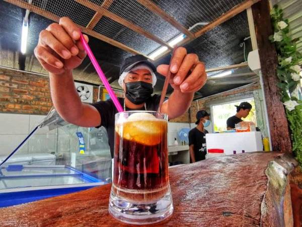 Antara menu yang menggunakan aiskrim vanilla perisa asli yang dihasilkan di AVT