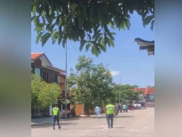 Tangkap layar video yang tular dikatakan polis mengenakan kompaun kepada penduduk.