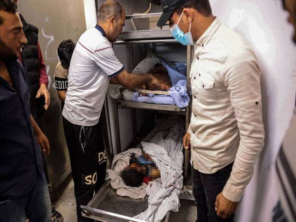 Beberapa mayat kanak-kanak Palestin yang terkorban dalam Operasi Penjaga Tembok dilancarkan Israel itu ditempatkan di sebuah rumah mayat di Rafah, selatan Genting Gaza.
