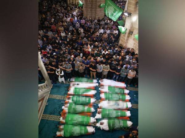 Penduduk Palestin menunaikan solat jenazah ke atas 13 anggota Hamas yang terkorban di Masjid al-Omari di Bandar Gaza.