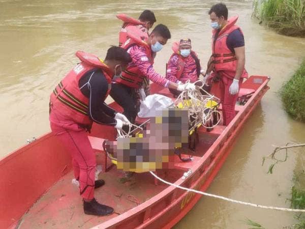 Anggota bomba membantu menaikkan mayat mangsa yang ditemui tersangkut di tepi Sungai Karak sebelum diserahkan kepada pihak polis untuk tindakan lanjut, pada Khamis.