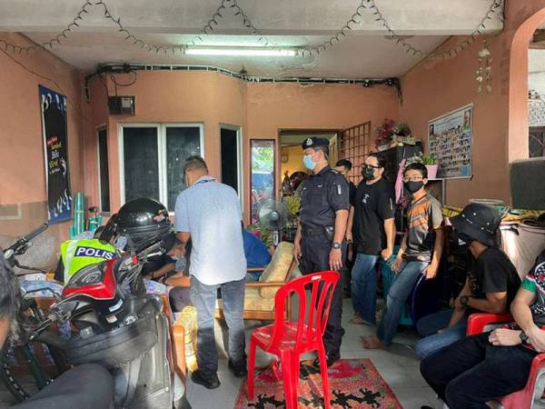 Pihak polis menjalankan pemeriksaan di beberapa rumah dalam Op Khas Pemantauan Ziarah Aidilfitri di Kampung Kenanga dan Rawang Perdana pada Jumaat.