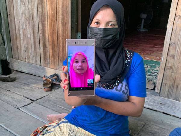 Panggilan video dilakukan Wan Rahimah bagi melihat dan berkomunikasi dengan Wan Munirah bagi mengetahui perkembangan kesihatan Sham Shah di hospital.