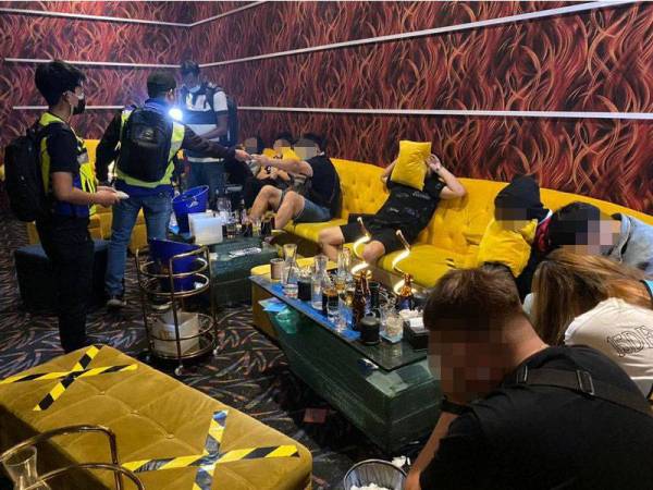 Kesemua yang ditahan dibawa ke mahkamah pada pagi Sabtu untuk mendapatkan perintah reman.