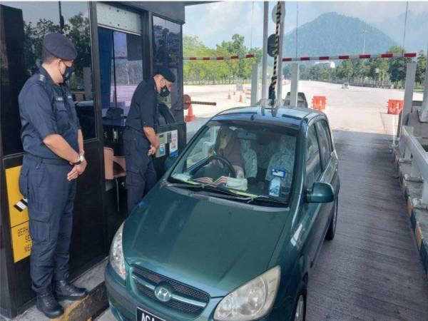 Mior Faridalatrash memeriksa kenderaan yang melalui Plaza Tol Ipoh Utara di Jelapang, pada Sabtu.