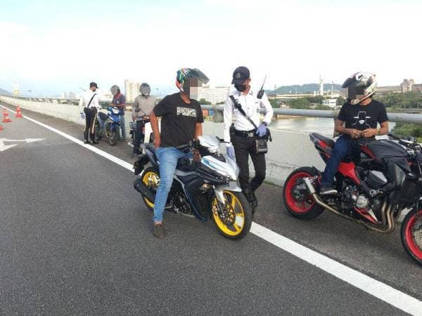 Lima lelaki dikompaun di Daerah SPU selepas cuba merentas tanpa permit sah daripada polis.