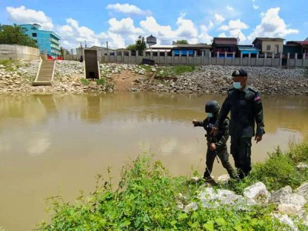 Azhari (kanan) menunjukkan salah satu pengkalan haram yang terdapat di Sungai Golok dan paling popular dikalangan penyeludup di Rantau Panjang.