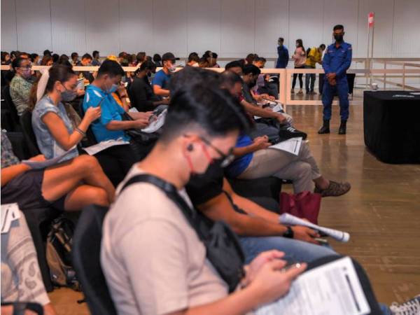 Penerima vaksin mula beratur menunggu giliran seawal jam 9 pagi di Pusat Dagangan Dunia Kuala Lumpur (WTCKL) bagi menerima suntikan vaksin jenis AstraZeneca pada Sabtu. - Foto Bernama