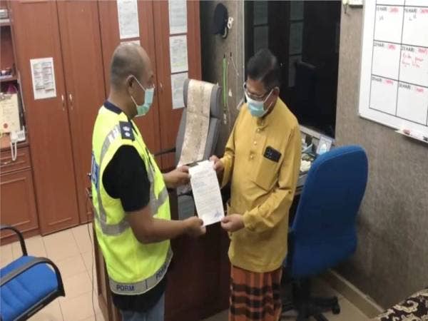 Hanafiah (kanan) dikompaun sebanyak RM2,000 kerana melanggar SOP dengan melakukan ziarah ke rumah anak yatim pada hari raya pertama.