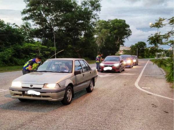 Kedua-dua individu terbabit ditahan ketika pemeriksaan di SJR bergerak di Jalan Gunung Keriang, Anak Bukit, pada Sabtu.