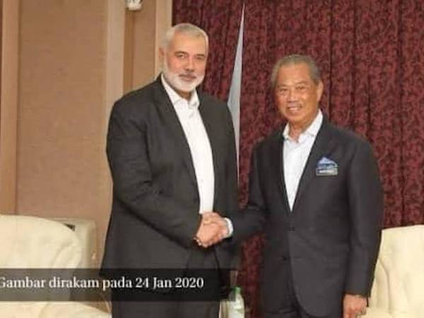 Muhyiddin (kanan) turut kongsi gambar bersama Ismail Haniyya, Ketua Biro Politik Hamas yang dirakan pada 2020.